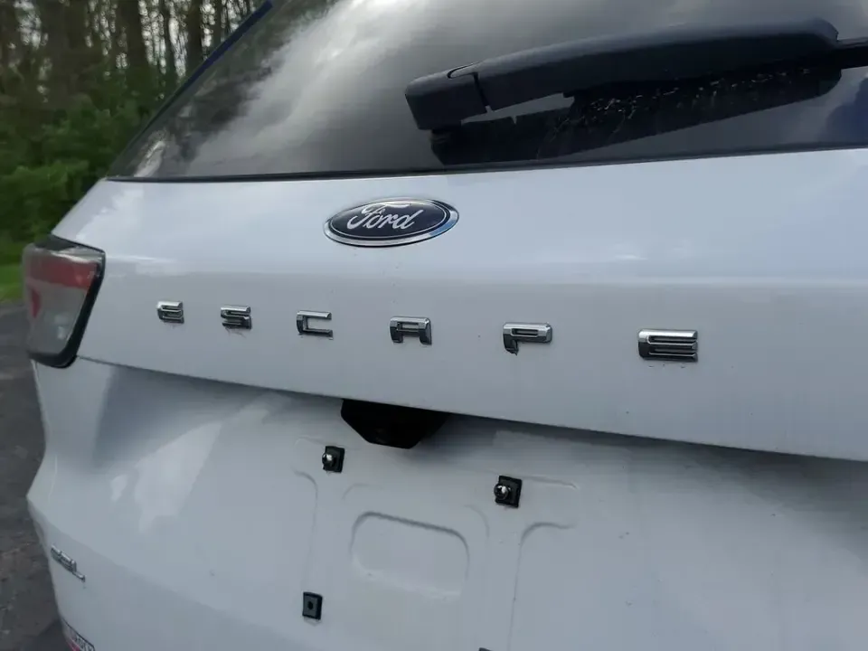 2022 /Ebony Ford Escape SEL (1FMCU9H92NU) with an 4 Cyl, 2.0L engine, 8-speed automatic transmission, located at 6064 Gull Rd, Kalamazoo, MI, 49048, (269) 222-0088, 42.328388, -85.512924 - Need a confident, all-weather SUV for Michigan commutes, school drop-offs, and weekend escapes up to Lake Michigan? This 2022 Ford Escape SEL 4WD is built for real life in Kalamazoo-comfortable for daily driving, sure-footed when the weather turns, and packed with modern tech that makes every mile e - Photo#5