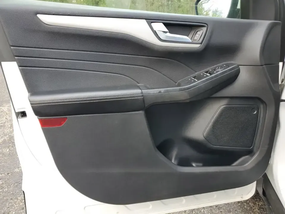 2022 /Ebony Ford Escape SEL (1FMCU9H92NU) with an 4 Cyl, 2.0L engine, 8-speed automatic transmission, located at 6064 Gull Rd, Kalamazoo, MI, 49048, (269) 222-0088, 42.328388, -85.512924 - Need a confident, all-weather SUV for Michigan commutes, school drop-offs, and weekend escapes up to Lake Michigan? This 2022 Ford Escape SEL 4WD is built for real life in Kalamazoo-comfortable for daily driving, sure-footed when the weather turns, and packed with modern tech that makes every mile e - Photo#10