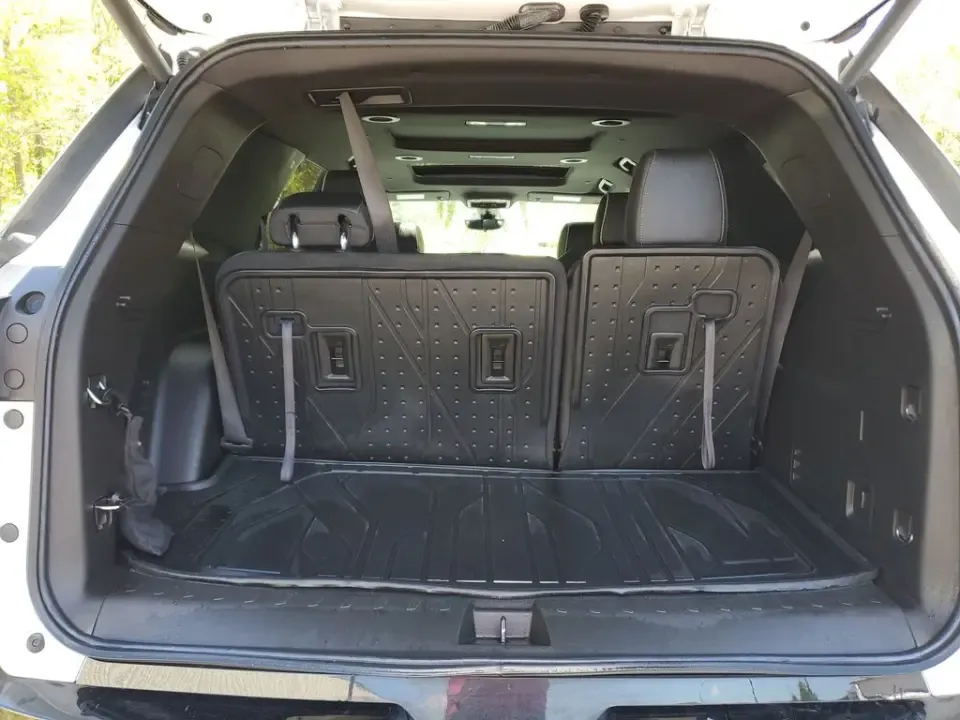 2023 Summit White /Black Chevrolet Traverse Premier (1GNEVKKW3PJ) with an 3.6L V6 SIDI VVT engine, Automatic transmission, located at 6064 Gull Rd, Kalamazoo, MI, 49048, (269) 222-0088, 42.328388, -85.512924- Photo#37