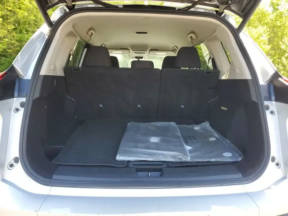 2024 /Charcoal Nissan Rogue SV (5N1BT3BB8RC) with an 3 Cyl, 1.5L engine, CVT transmission, located at 6064 Gull Rd, Kalamazoo, MI, 49048, (269) 222-0088, 42.328388, -85.512924 - For commuters who rack up miles on I-94, families shuttling between school, sports, and weekend errands, and road-trippers heading to Lake Michigan, this 2024 Nissan Rogue SV AWD is built to make everyday driving feel easy, comfortable, and confidently in control. Finished in Brilliant Silver Metall - Photo#7