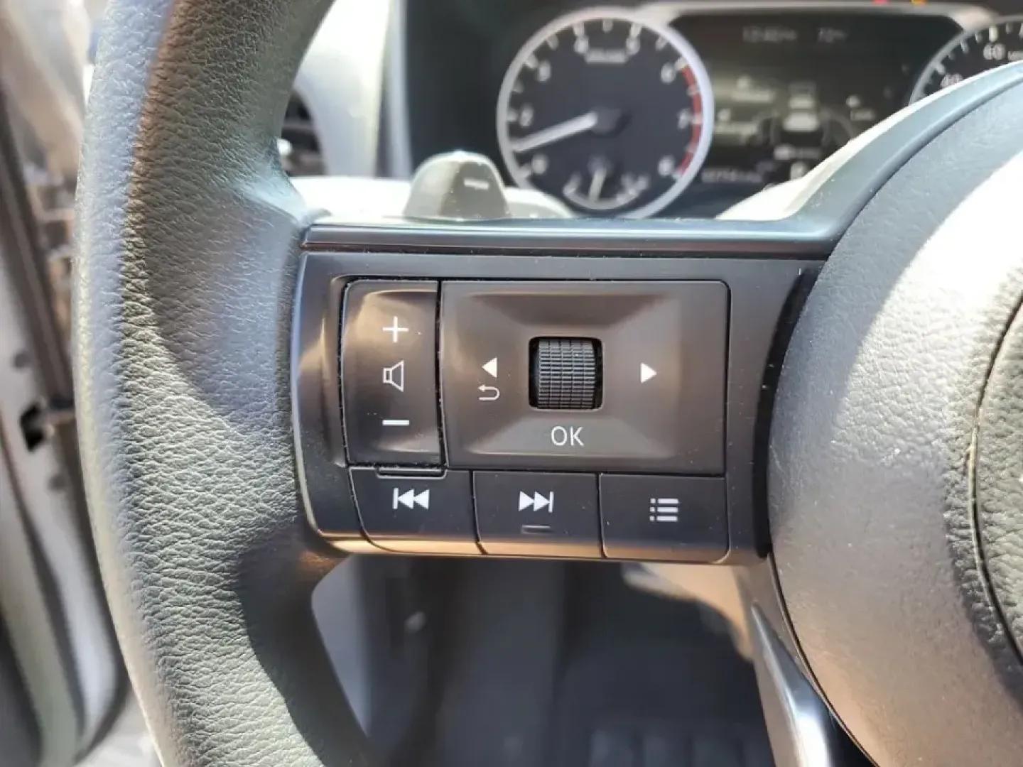 2024 /Charcoal Nissan Rogue SV AWD (5N1BT3BB8RC) with an 2.5L L4 DOHC 16V engine, CVT transmission, located at 6064 Gull Rd, Kalamazoo, MI, 49048, (269) 222-0088, 42.328388, -85.512924 - For commuters who rack up miles on I-94, growing families shuttling between school and practice, and weekend explorers headed toward Gull Lake or the Kal-Haven Trail, this 2024 Nissan Rogue SV AWD is a smart, comfortable SUV that fits real-life Michigan driving. Finished in Brilliant Silver Metallic- Photo#19