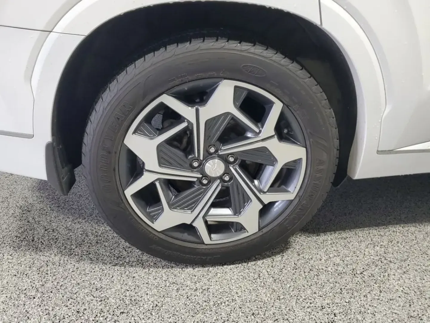 2021 /Dark Brown Hyundai Palisade Calligraphy (KM8R7DHE9MU) with an V6, 3.8L engine, 8-speed automatic transmission, located at 6064 Gull Rd, Kalamazoo, MI, 49048, (269) 222-0088, 42.328388, -85.512924 - Road-trip families, daily commuters, and weekend adventurers alike will appreciate how this 2021 Hyundai Palisade Calligraphy AWD blends three-row space with upscale comfort-perfect for hauling kids to practice, packing up for a Lake Michigan getaway, or cruising confidently through a Michigan winte- Photo#4