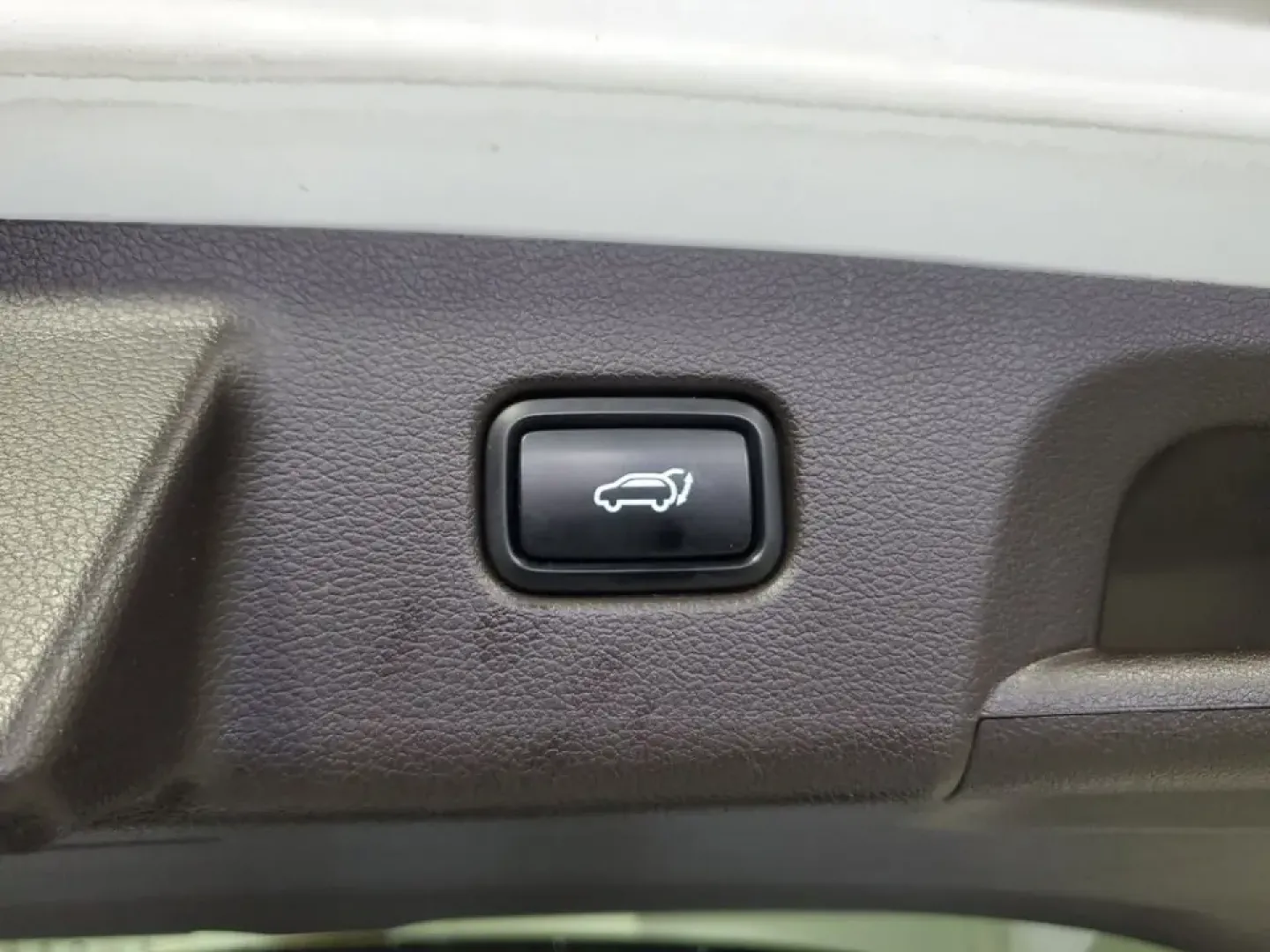 2021 /Dark Brown Hyundai Palisade Calligraphy (KM8R7DHE9MU) with an V6, 3.8L engine, 8-speed automatic transmission, located at 6064 Gull Rd, Kalamazoo, MI, 49048, (269) 222-0088, 42.328388, -85.512924 - Road-trip families, daily commuters, and weekend adventurers alike will appreciate how this 2021 Hyundai Palisade Calligraphy AWD blends three-row space with upscale comfort-perfect for hauling kids to practice, packing up for a Lake Michigan getaway, or cruising confidently through a Michigan winte- Photo#6