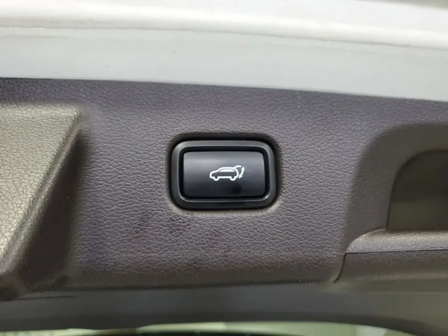 2021 /Dark Brown Hyundai Palisade Calligraphy (KM8R7DHE9MU) with an V6, 3.8L engine, 8-speed automatic transmission, located at 6064 Gull Rd, Kalamazoo, MI, 49048, (269) 222-0088, 42.328388, -85.512924 - Road-trip families, daily commuters, and weekend adventurers alike will appreciate how this 2021 Hyundai Palisade Calligraphy AWD blends three-row space with upscale comfort-perfect for hauling kids to practice, packing up for a Lake Michigan getaway, or cruising confidently through a Michigan winte - Photo#6