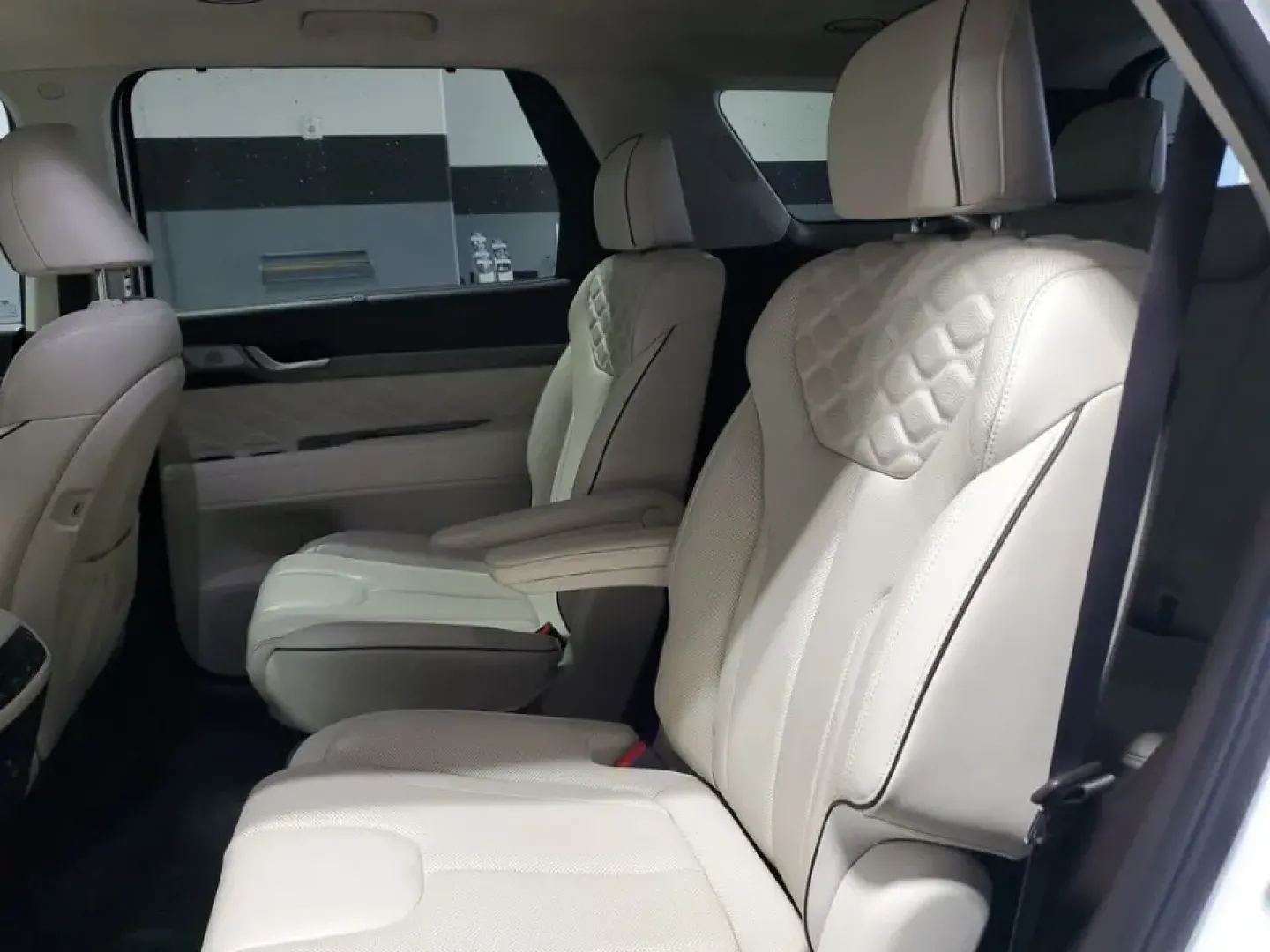 2021 /Dark Brown Hyundai Palisade Calligraphy (KM8R7DHE9MU) with an V6, 3.8L engine, 8-speed automatic transmission, located at 6064 Gull Rd, Kalamazoo, MI, 49048, (269) 222-0088, 42.328388, -85.512924 - Road-trip families, daily commuters, and weekend adventurers alike will appreciate how this 2021 Hyundai Palisade Calligraphy AWD blends three-row space with upscale comfort-perfect for hauling kids to practice, packing up for a Lake Michigan getaway, or cruising confidently through a Michigan winte- Photo#8