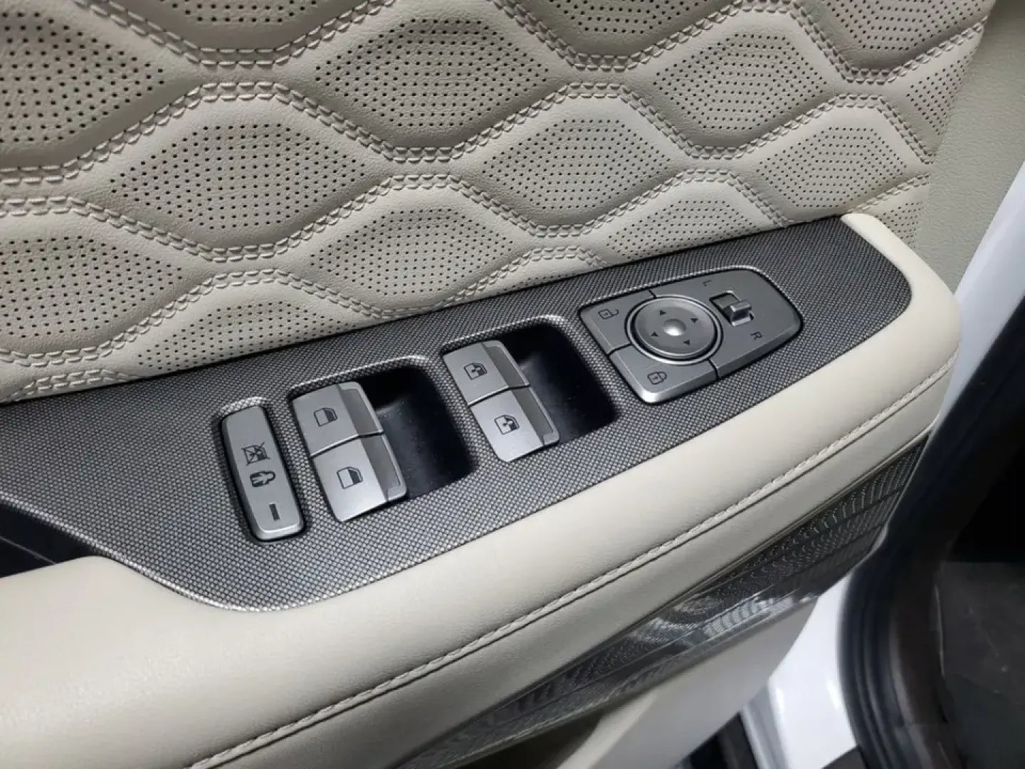 2021 /Dark Brown Hyundai Palisade Calligraphy (KM8R7DHE9MU) with an V6, 3.8L engine, 8-speed automatic transmission, located at 6064 Gull Rd, Kalamazoo, MI, 49048, (269) 222-0088, 42.328388, -85.512924 - Road-trip families, daily commuters, and weekend adventurers alike will appreciate how this 2021 Hyundai Palisade Calligraphy AWD blends three-row space with upscale comfort-perfect for hauling kids to practice, packing up for a Lake Michigan getaway, or cruising confidently through a Michigan winte- Photo#13