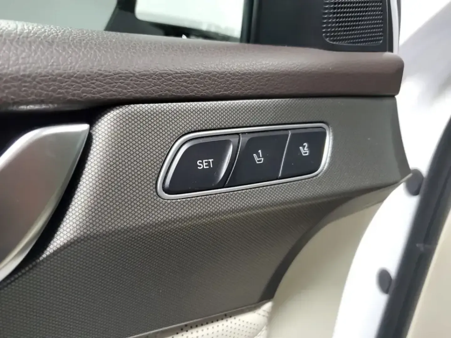 2021 /Dark Brown Hyundai Palisade Calligraphy (KM8R7DHE9MU) with an V6, 3.8L engine, 8-speed automatic transmission, located at 6064 Gull Rd, Kalamazoo, MI, 49048, (269) 222-0088, 42.328388, -85.512924 - Road-trip families, daily commuters, and weekend adventurers alike will appreciate how this 2021 Hyundai Palisade Calligraphy AWD blends three-row space with upscale comfort-perfect for hauling kids to practice, packing up for a Lake Michigan getaway, or cruising confidently through a Michigan winte - Photo#14