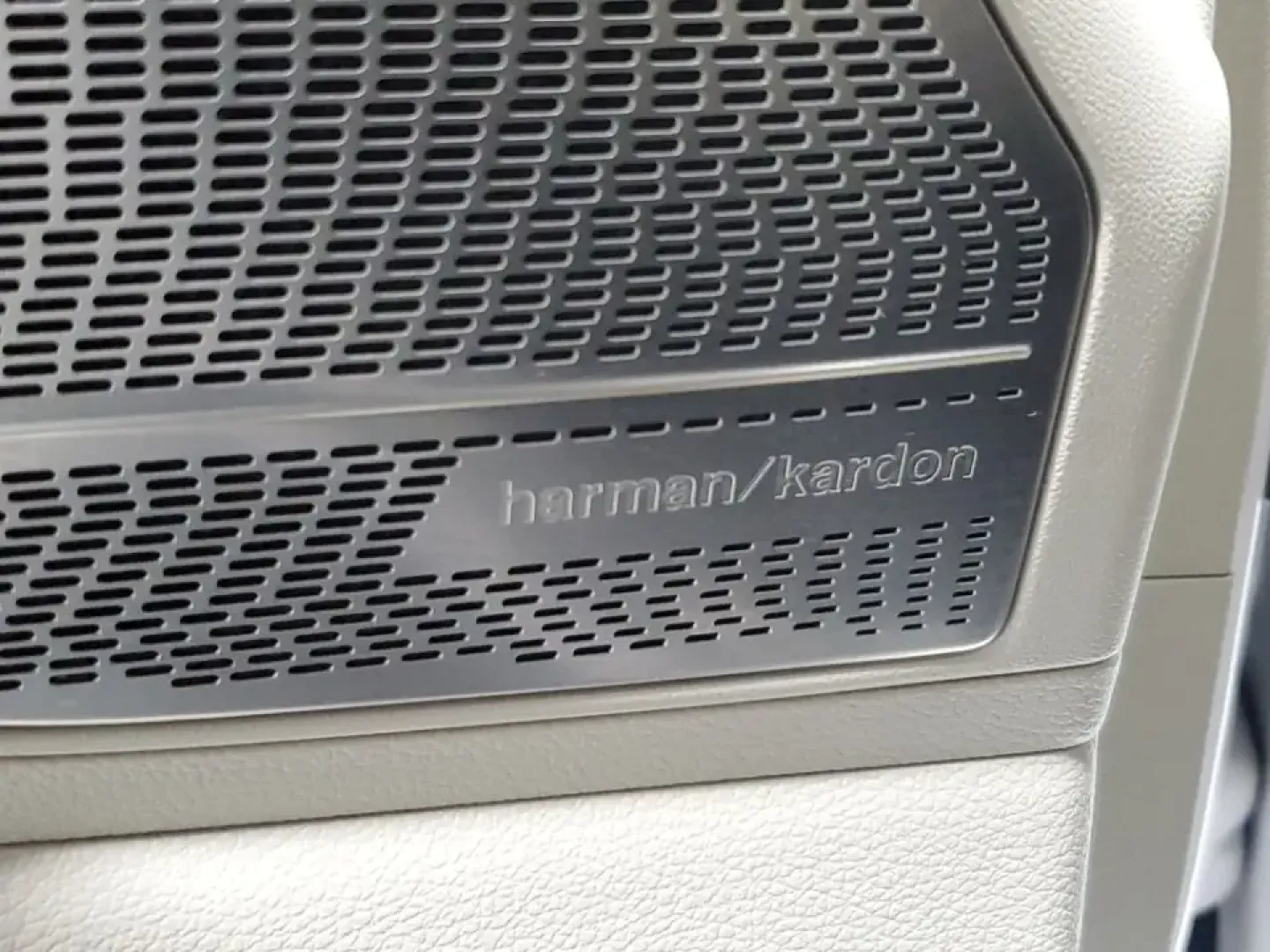 2021 /Dark Brown Hyundai Palisade Calligraphy (KM8R7DHE9MU) with an V6, 3.8L engine, 8-speed automatic transmission, located at 6064 Gull Rd, Kalamazoo, MI, 49048, (269) 222-0088, 42.328388, -85.512924 - Road-trip families, daily commuters, and weekend adventurers alike will appreciate how this 2021 Hyundai Palisade Calligraphy AWD blends three-row space with upscale comfort-perfect for hauling kids to practice, packing up for a Lake Michigan getaway, or cruising confidently through a Michigan winte- Photo#15