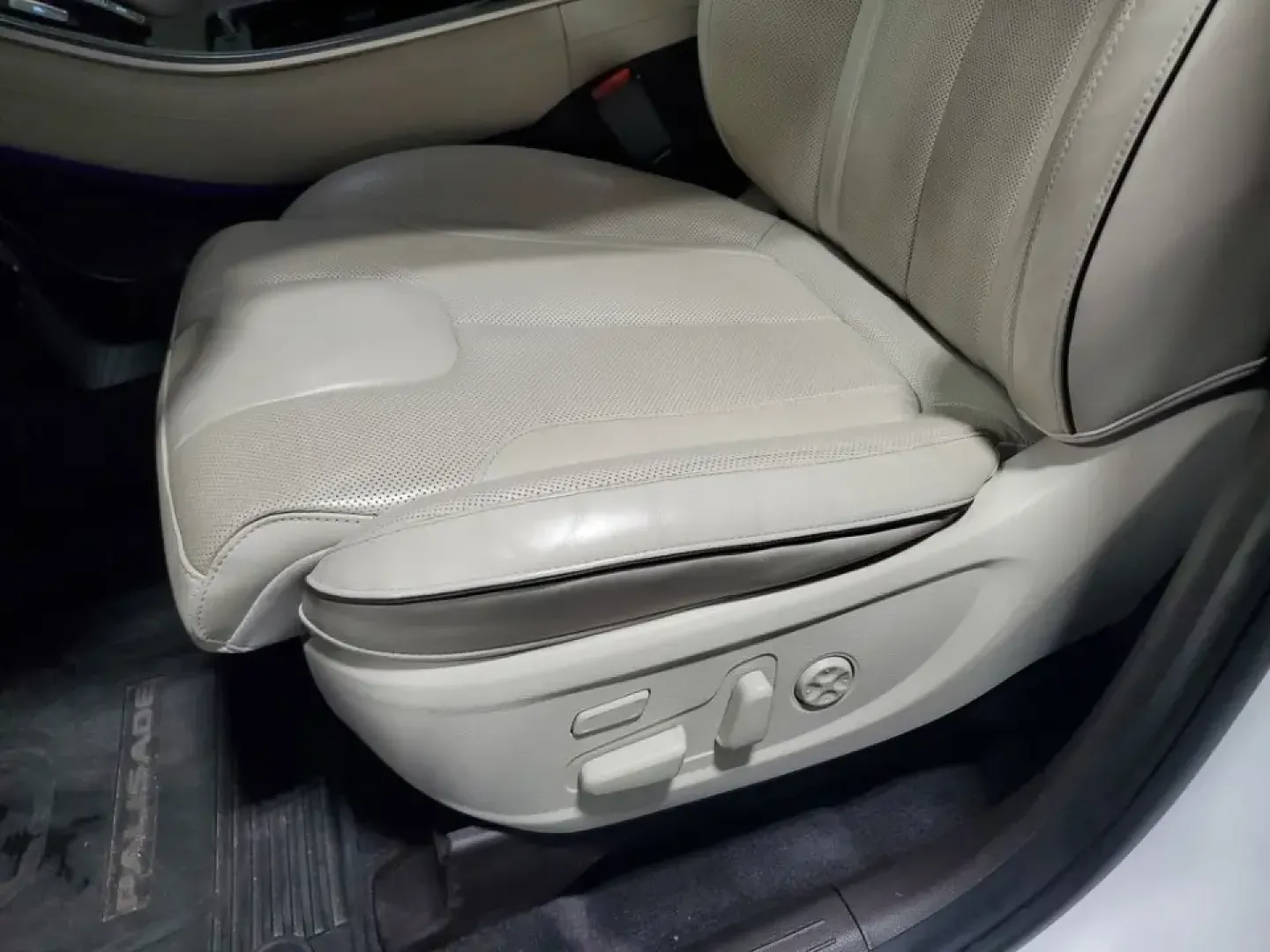 2021 /Dark Brown Hyundai Palisade Calligraphy (KM8R7DHE9MU) with an V6, 3.8L engine, 8-speed automatic transmission, located at 6064 Gull Rd, Kalamazoo, MI, 49048, (269) 222-0088, 42.328388, -85.512924 - Road-trip families, daily commuters, and weekend adventurers alike will appreciate how this 2021 Hyundai Palisade Calligraphy AWD blends three-row space with upscale comfort-perfect for hauling kids to practice, packing up for a Lake Michigan getaway, or cruising confidently through a Michigan winte- Photo#16