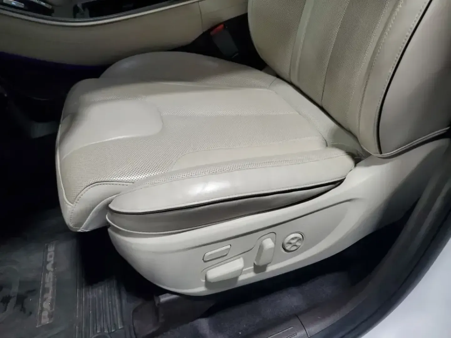 2021 /Dark Brown Hyundai Palisade Calligraphy (KM8R7DHE9MU) with an V6, 3.8L engine, 8-speed automatic transmission, located at 6064 Gull Rd, Kalamazoo, MI, 49048, (269) 222-0088, 42.328388, -85.512924 - Road-trip families, daily commuters, and weekend adventurers alike will appreciate how this 2021 Hyundai Palisade Calligraphy AWD blends three-row space with upscale comfort-perfect for hauling kids to practice, packing up for a Lake Michigan getaway, or cruising confidently through a Michigan winte - Photo#16