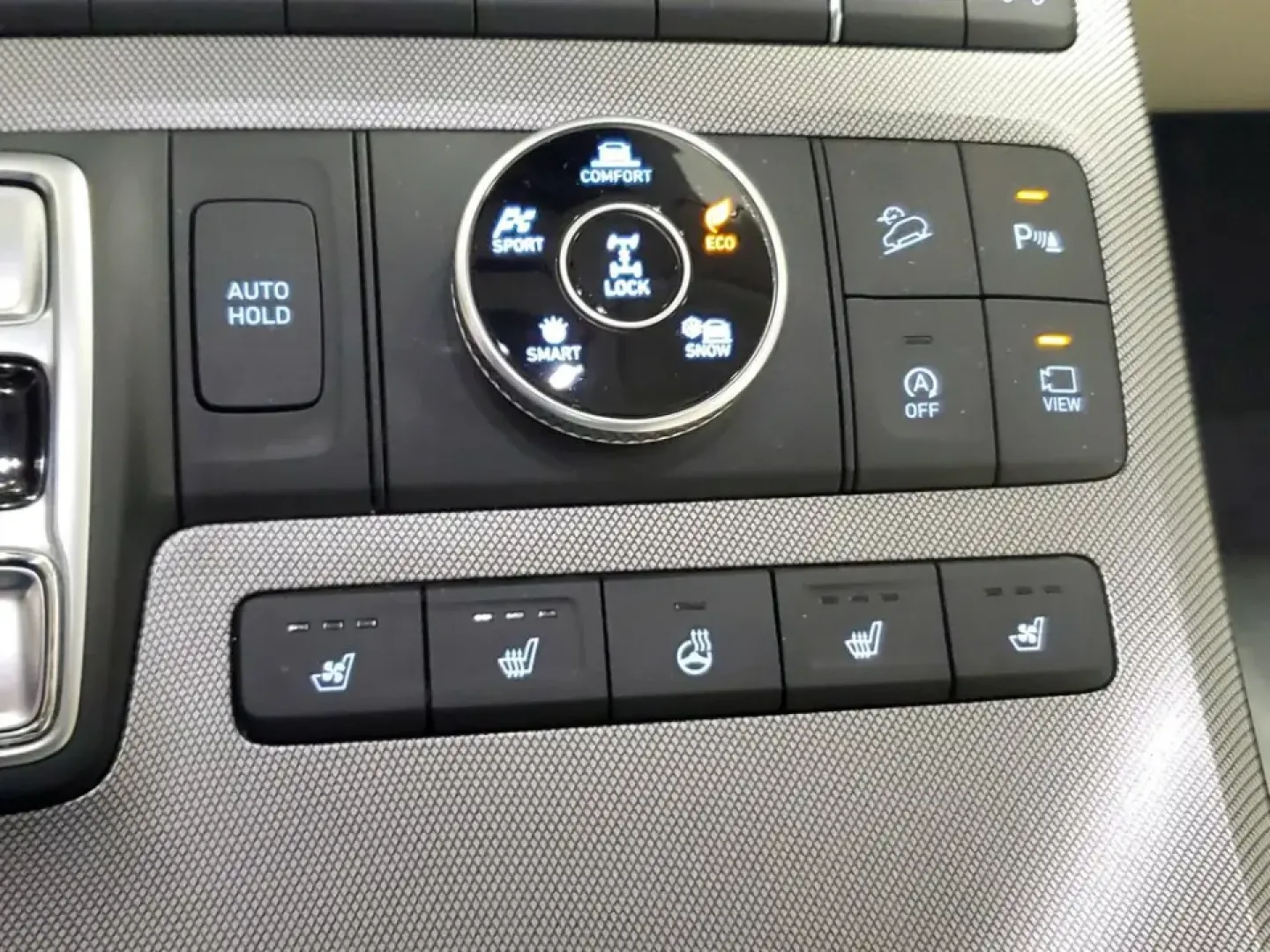 2021 /Dark Brown Hyundai Palisade Calligraphy (KM8R7DHE9MU) with an V6, 3.8L engine, 8-speed automatic transmission, located at 6064 Gull Rd, Kalamazoo, MI, 49048, (269) 222-0088, 42.328388, -85.512924 - Road-trip families, daily commuters, and weekend adventurers alike will appreciate how this 2021 Hyundai Palisade Calligraphy AWD blends three-row space with upscale comfort-perfect for hauling kids to practice, packing up for a Lake Michigan getaway, or cruising confidently through a Michigan winte- Photo#30