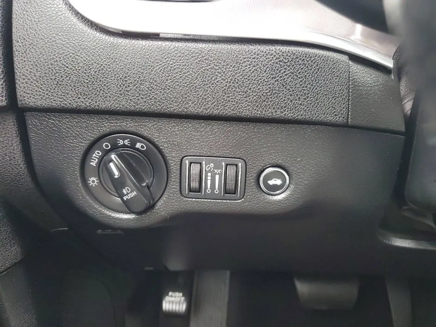 2020 Torred Clearcoat /Black Dodge Charger SXT (2C3CDXJG7LH) with an V6, 3.6L engine, 8-speed automatic transmission, located at 6064 Gull Rd, Kalamazoo, MI, 49048, (269) 222-0088, 42.328388, -85.512924 - <b>Summary</b><br>Aftermarket sport exhaust<br><br><b>Vehicle Details</b><br>Aftermarket sport exhaust. Looking for a dynamic blend of performance and comfort? Check out this 2020 Dodge Charger SXT, equipped with All-Wheel Drive and a powerful V6, 3.6L engine. This standout sedan balances thrilling - Photo#12