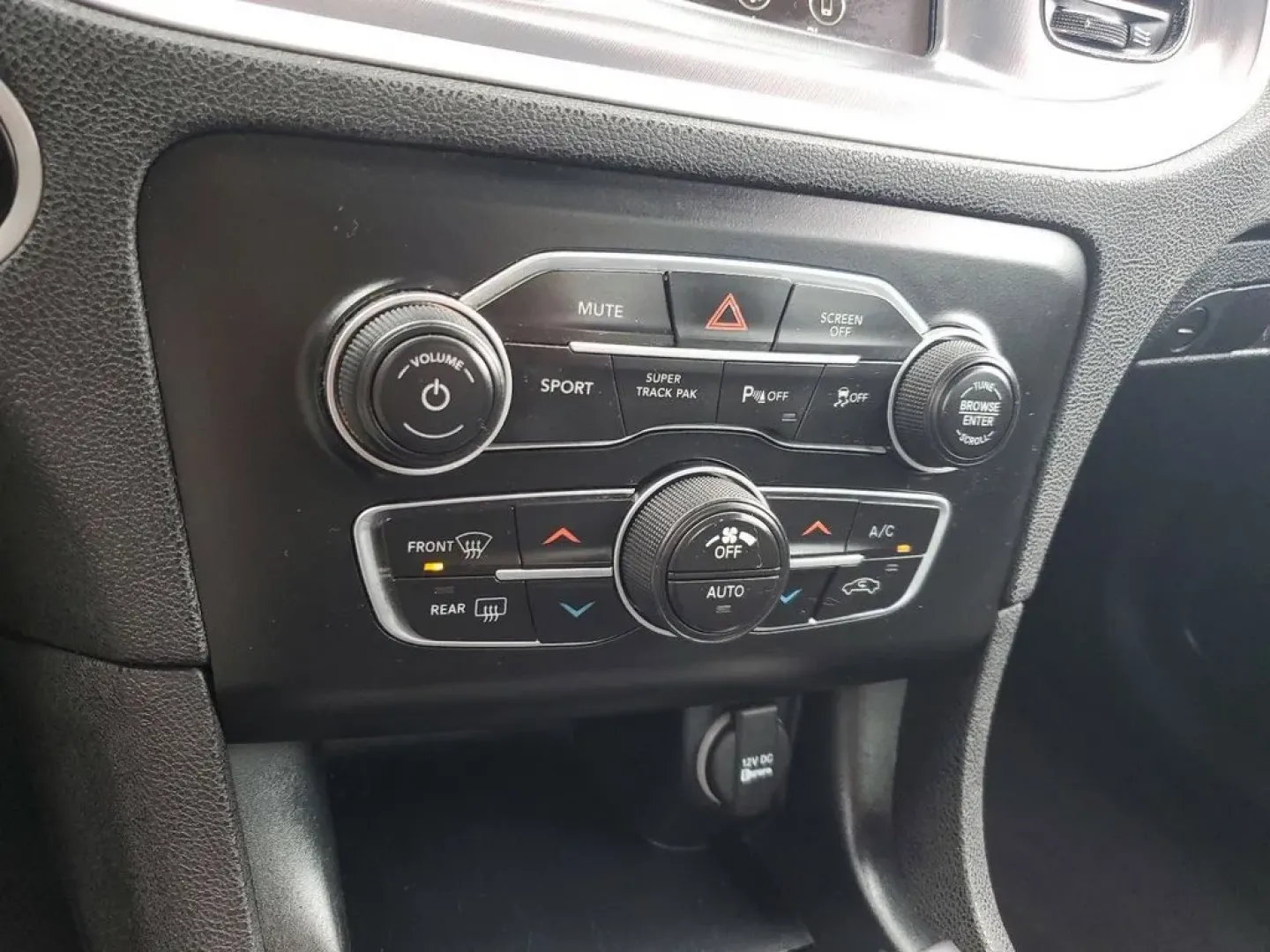 2020 Torred Clearcoat /Black Dodge Charger SXT (2C3CDXJG7LH) with an V6, 3.6L engine, 8-speed automatic transmission, located at 6064 Gull Rd, Kalamazoo, MI, 49048, (269) 222-0088, 42.328388, -85.512924 - <b>Summary</b><br>Aftermarket sport exhaust<br><br><b>Vehicle Details</b><br>Aftermarket sport exhaust. Looking for a dynamic blend of performance and comfort? Check out this 2020 Dodge Charger SXT, equipped with All-Wheel Drive and a powerful V6, 3.6L engine. This standout sedan balances thrilling - Photo#20